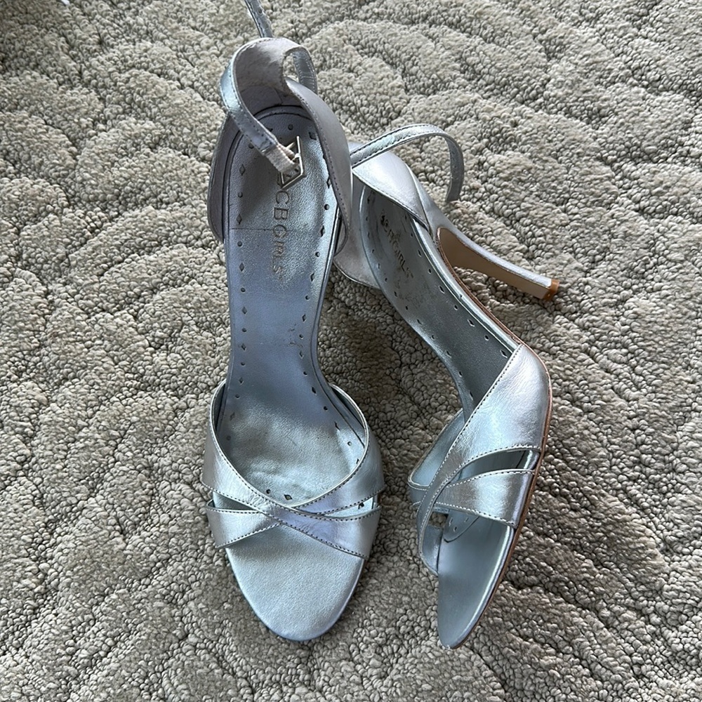 BCBG GIRLS SILVER SANDAL SIZE 8 WOMEN’S